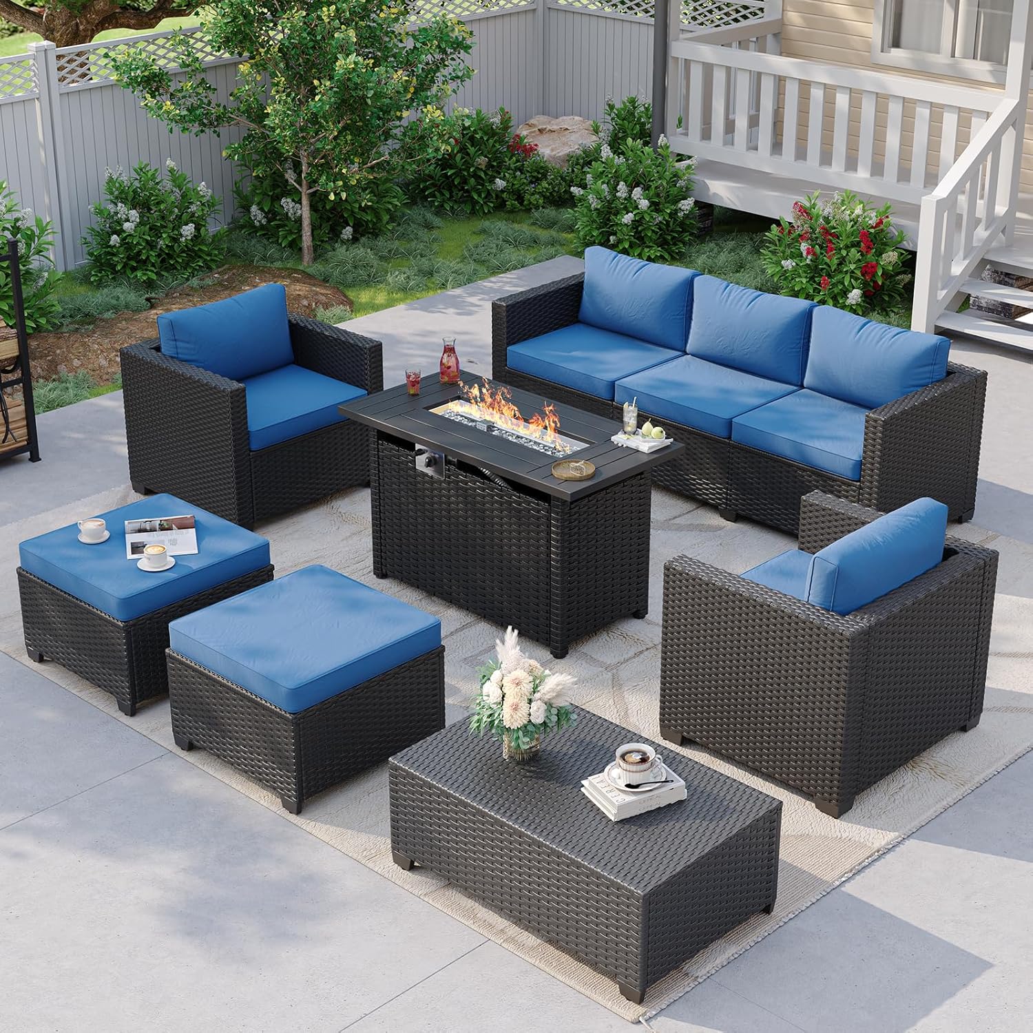 Outdoor Furniture Set With Fire Pit - โซฟาแบบแยกส่วนสำหรับกลางแจ้งสีน้ำเงินกรมท่า พร้อมโต๊ะสำหรับวางเตาไฟและที่เก็บของ ชุดเฟอร์นิเจอร์ลานบ้านหวายและไม้ไผ่ 7 ชิ้น พร้อมออตโตมันและผ้าคลุมกันน้ำ